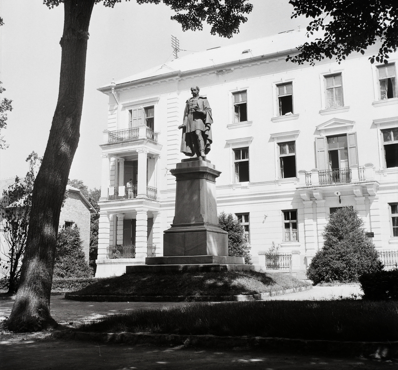Hungary, Balatonfüred, Gyógy tér, Kisfaludy Sándor szobra., 1956, Kotnyek Antal, sculpture, Sándor Kisfaludy-portrayal, Fortepan #21989