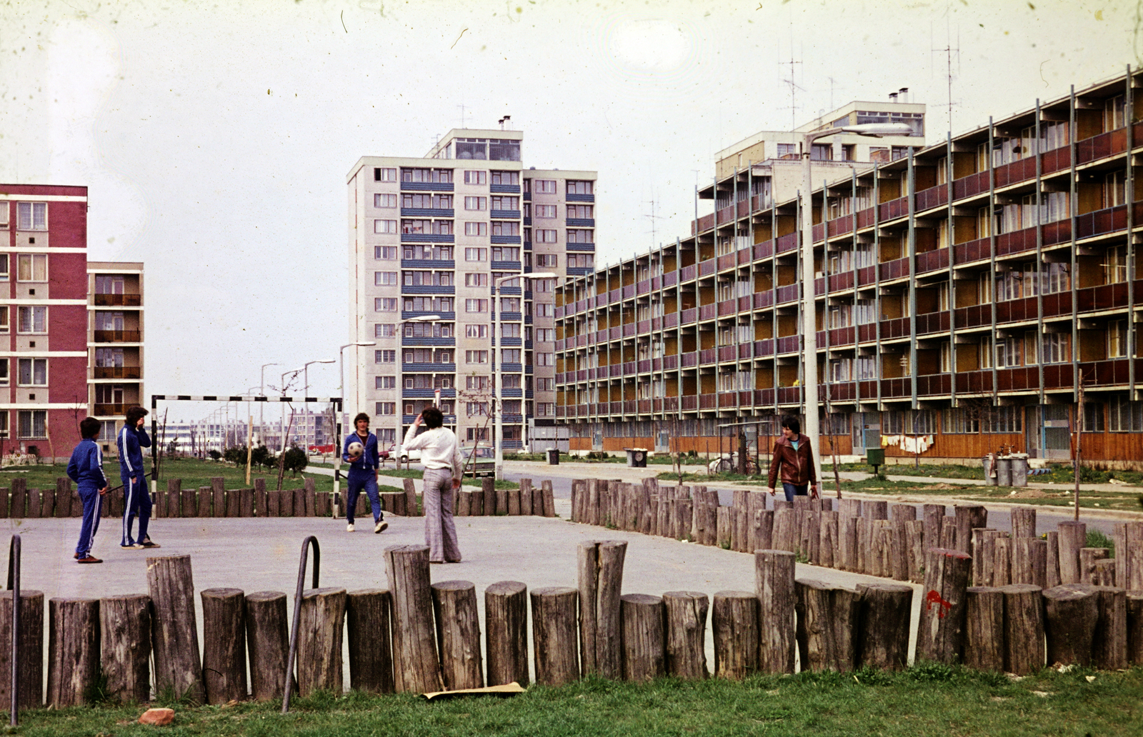 Magyarország, Nagykanizsa, Kodály Zoltán utca, játszótér a Hevesi Sándor utca közelében., 1978, Mezey András, futballpálya, Fortepan #219892