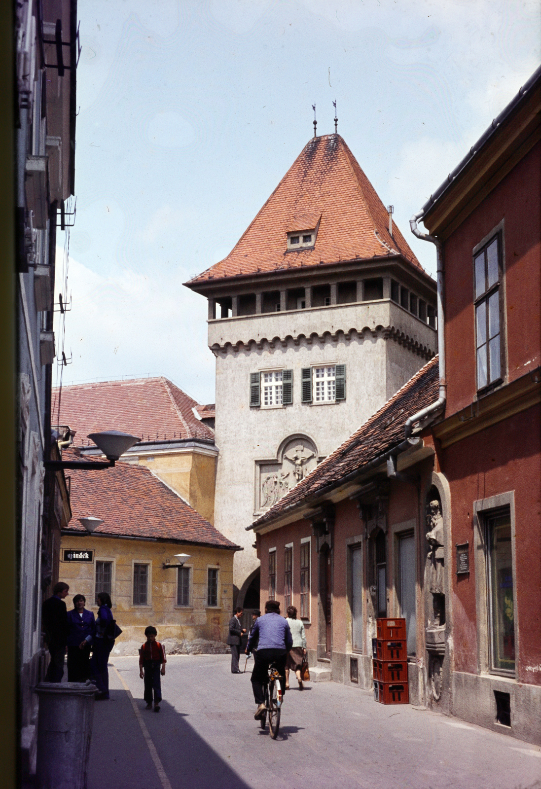 Magyarország, Kőszeg, Városház utca 3., jobbra Szent Jakab szobra (az "1729-ből származó szobor eredetileg a város alsókapujának hídfőjén állott"). Szemben a Hősök kapuja., 1981, Mezey András, színes, kaputorony, dombormű, Fortepan #219893