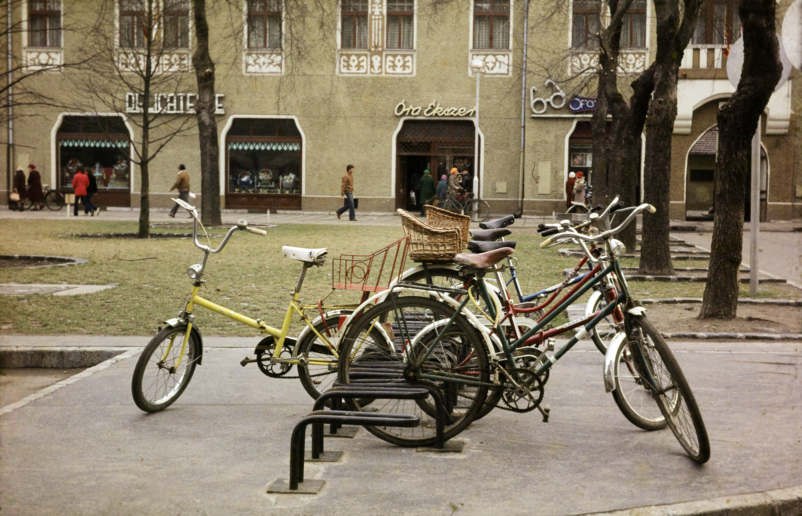 Hungary, Kiskunhalas, Bethlen Gábor tér, háttérben a Városháza., 1983, Mezey András, bicycle, colorful, Csepel-brand, watch jewelry store, bicycle holder, Fortepan #219894