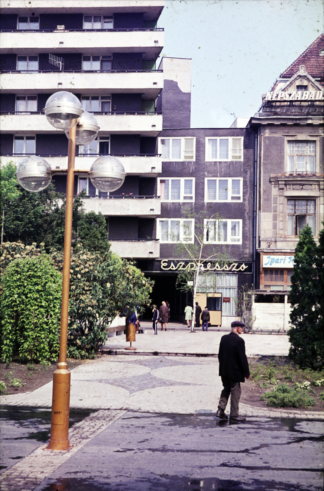 Hungary, Kecskemét, Szabadság tér, balra a "Lordok háza" társasház, jobbra a Népbank-palota., 1983, Mezey András, Fortepan #219898