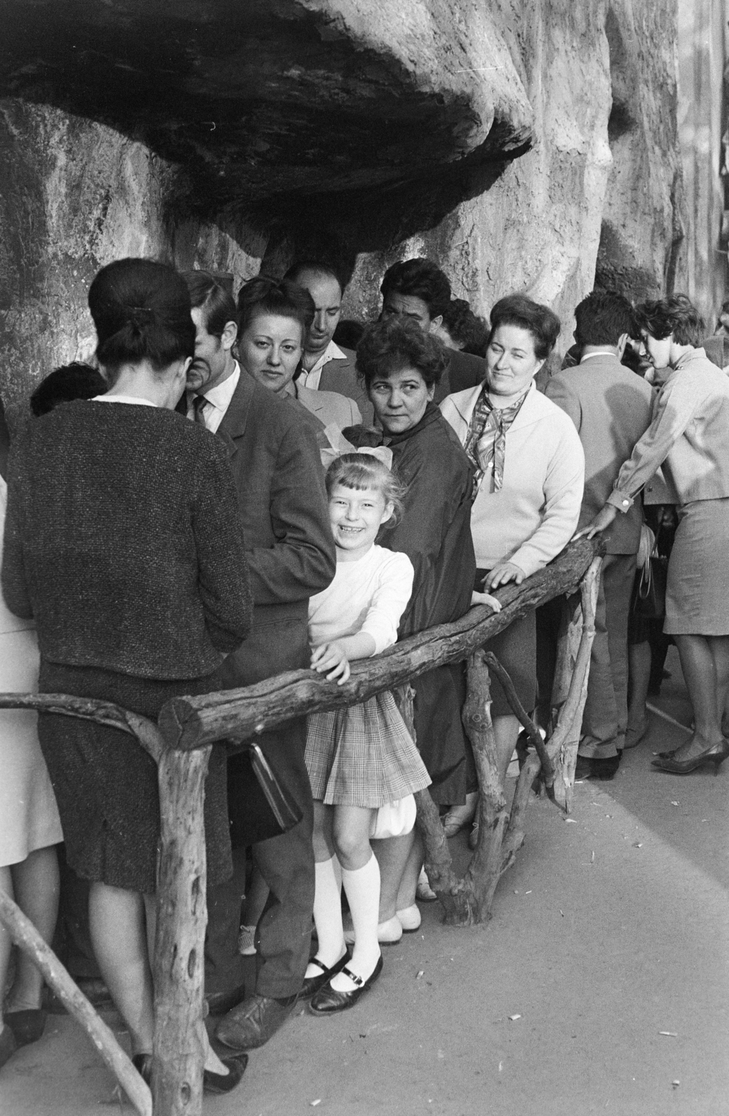 Magyarország, Városliget,Vidámpark, Budapest XIV., a felvétel Barlangvasút bejáratánál készült., 1961, Mihály Tamás, Budapest, Fortepan #219904