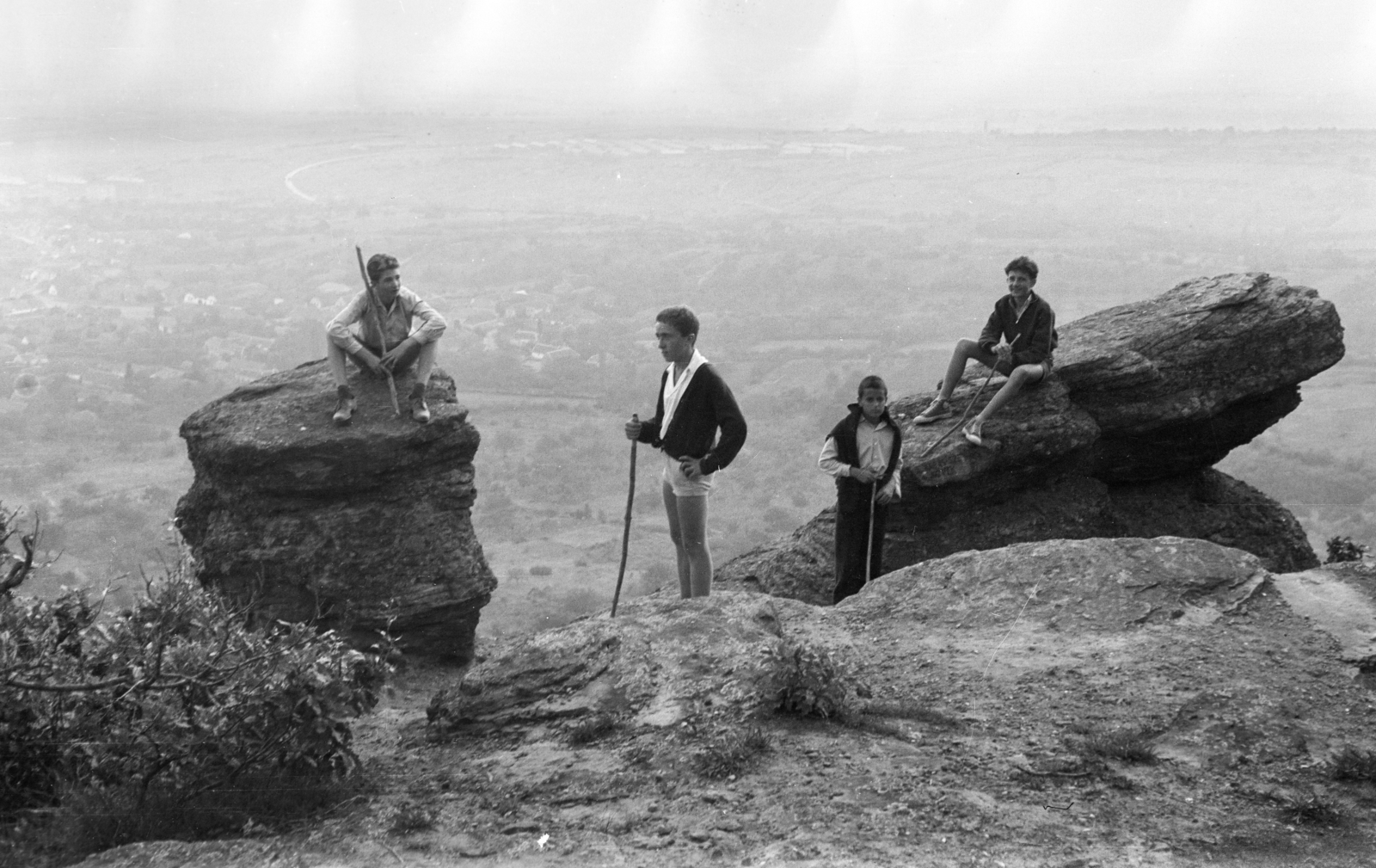 Hungary, Kővágószőlős, Jakab Hill,Mecsek, Babás-szerkövek., 1960, Mihály Tamás, sitting on a rock, Fortepan #219922