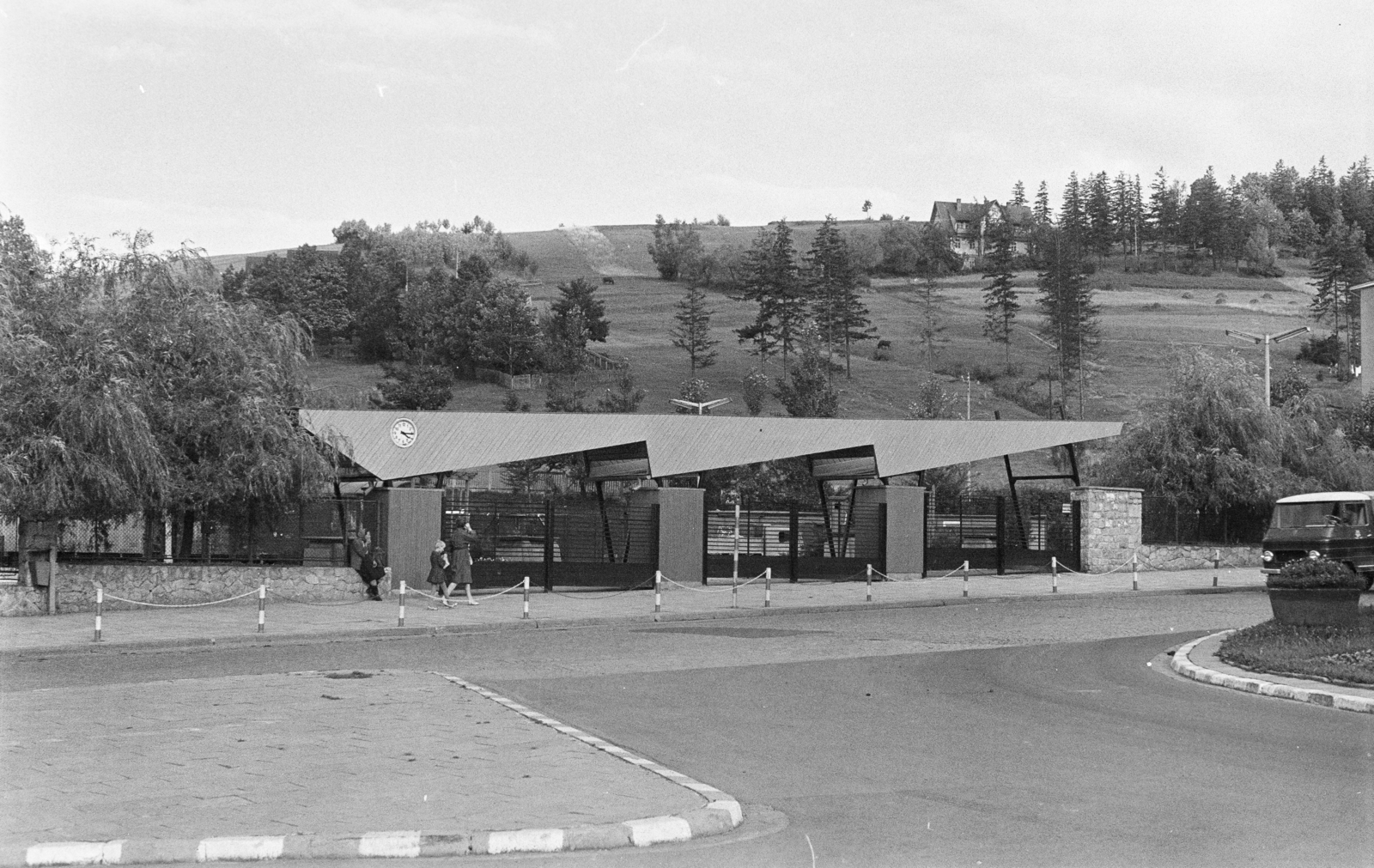 Lengyelország,Lengyel Magas-Tátra, Zakopane, a vasútállomás bejárata., 1962, Mihály Tamás, Fortepan #219926