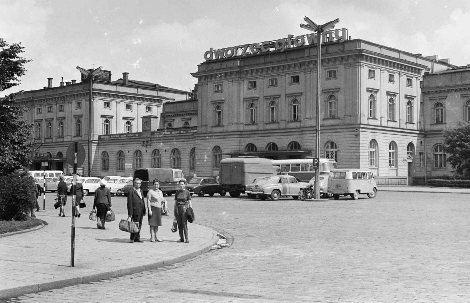 Poland, Kraków, ulica Kurniki, szemben keresztben az ulica Pawia. A krakkói föpályaudvar (dworzec glówny) mára elbontott épülete., 1966, Mihály Tamás, Fortepan #219943