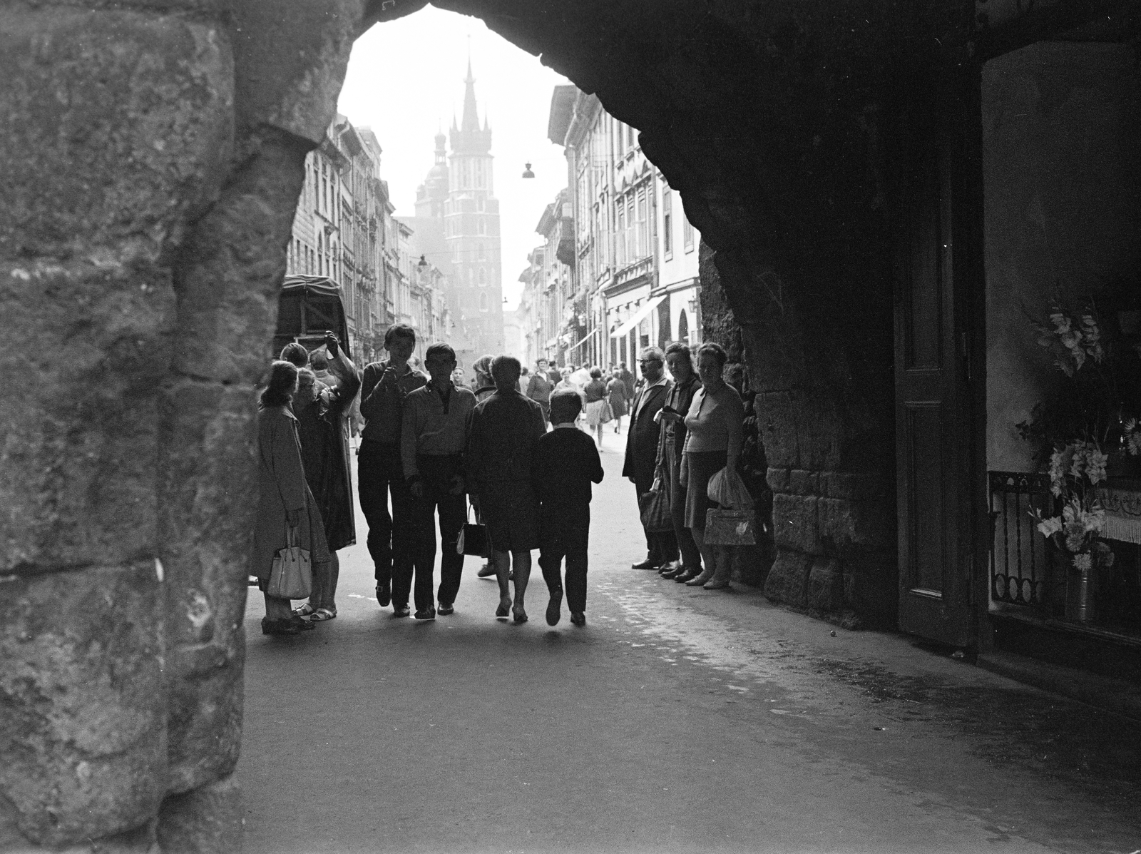 Poland, Kraków, ulica Floriańska a Flórián kapunál, szemben a Mária-templom., 1966, Mihály Tamás, Fortepan #219944