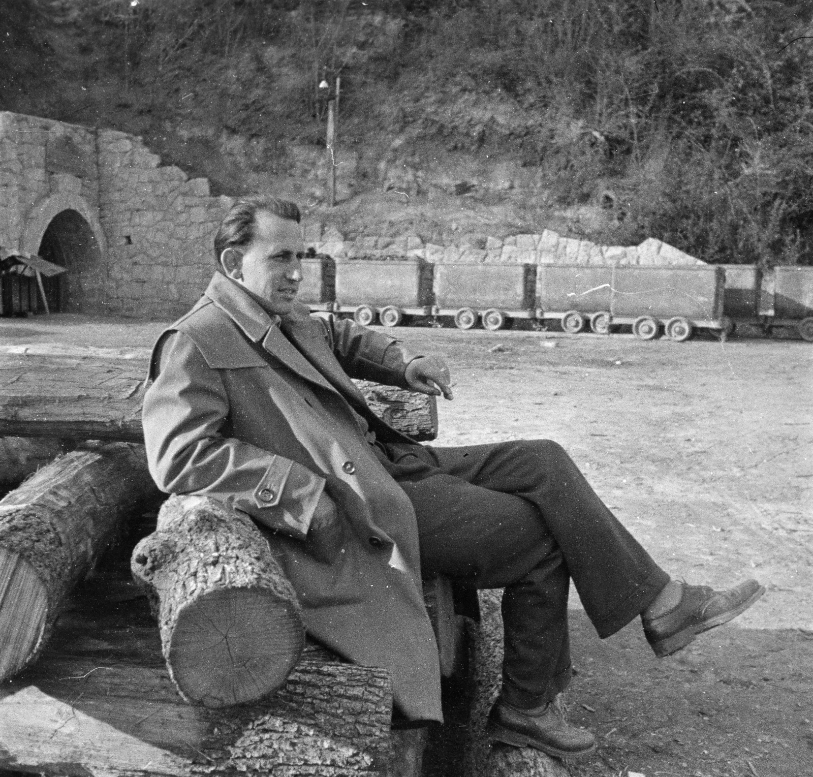 Hungary, Miskolc, Pereces, a felvétel a Mátyás-táró tanbányánál készült., 1957, Mihály Tamás, relaxation, mining, trunk, Fortepan #219951