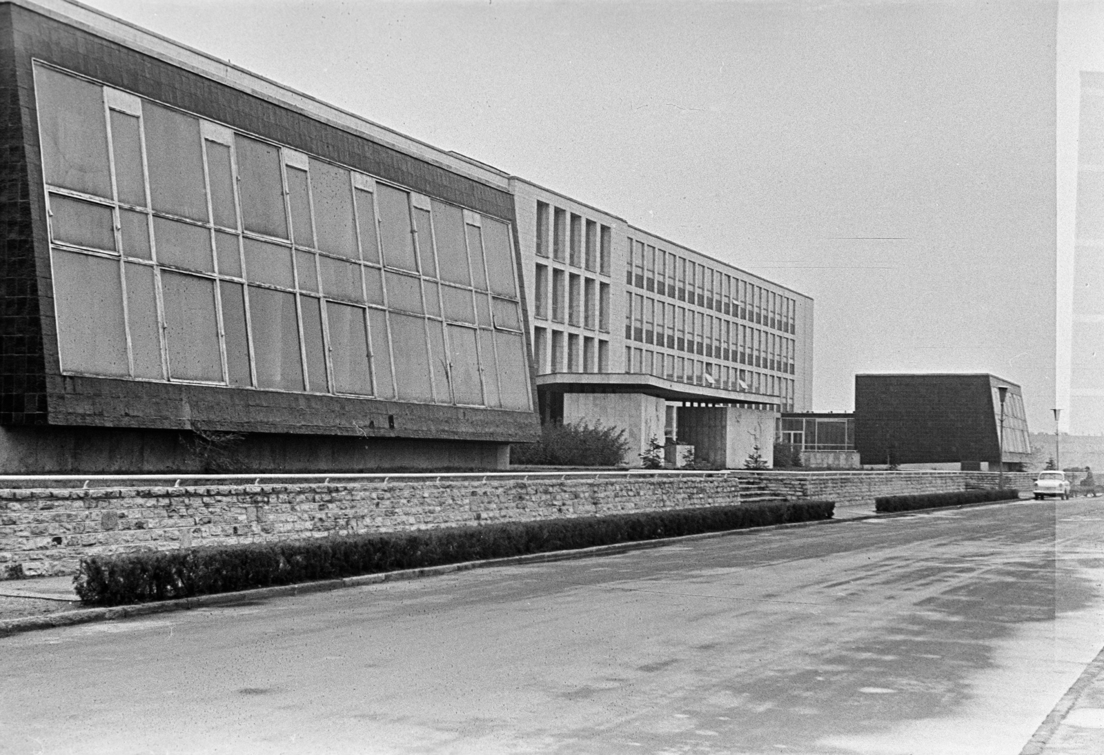 Hungary, Dunaújváros, (Sztálinváros), Ságvári Endre Általános Iskola. (később a Szilágyi Erzsébet Általános Iskola és a Hild József Speciális Szakközépiskola és Kollégium)., 1960, Mihály Tamás, modern architecture, Fortepan #219954