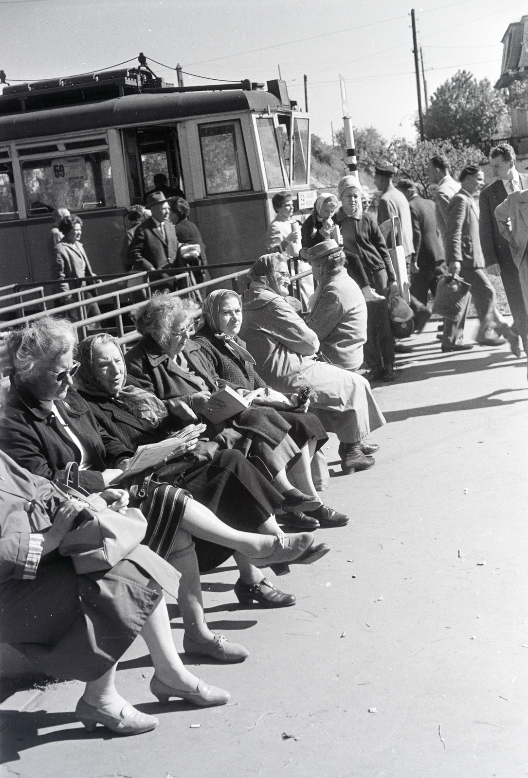 Magyarország, Budapest XI.,Budapest XII., Márton Áron tér (ekkor névtelen), az 59-es villamos-végállomása a Farkasréti temető felső bejáratánál., 1961, Mihály Tamás, Budapest, Fortepan #219958