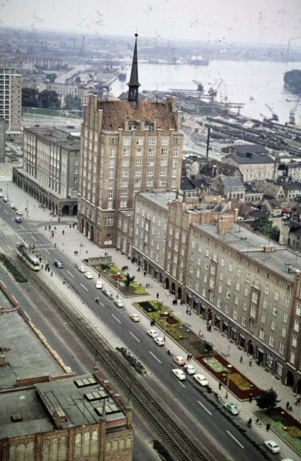 Germany, Rostock, kilátás a Marienkirche tornyából a Lange Strasse-ra. A kép közepén a Carl-Zeiss-Gebäude, háttérben az Unterwarnow., 1969, N. Kósa Judit, GDR, colorful, Fortepan #219975