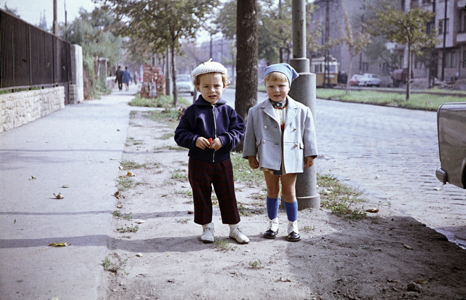 Hungary, Budapest XI., Villányi út, balra a távolban a Szent Imre-templom tornyai, jobbra a a villamosnál a Badacsonyi utca torkolata., 1968, N. Kósa Judit, Budapest, kids, Fortepan #219981