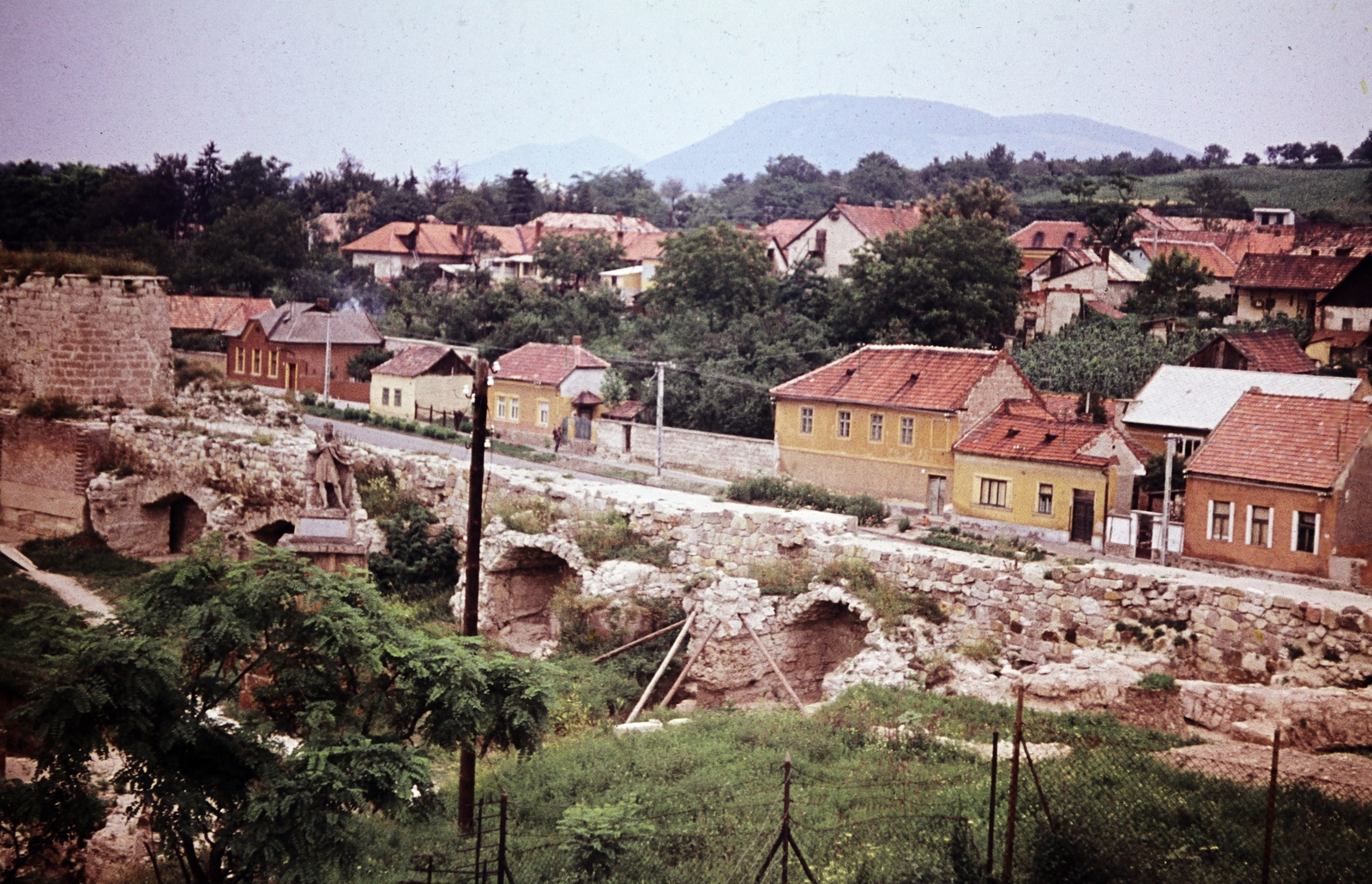 Hungary, Eger, kilátás a vár Szép bástyájáról / a Kálvária dombról a Bástya utca házsora felé. Előtérben balra az Árpád-kori székesegyház maradványai. A székesegyház szentélypillérén Szent István szobra 1815-ből., 1969, N. Kósa Judit, Fortepan #219984