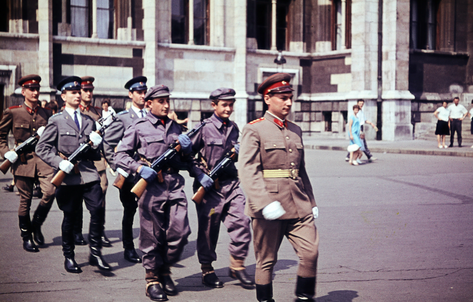 Hungary, Budapest V., Kossuth Lajos tér, Parlament, 1966, N. Kósa Judit, Workers' Militia, cop, Kalashnikov, guard, Budapest, Fortepan #220001