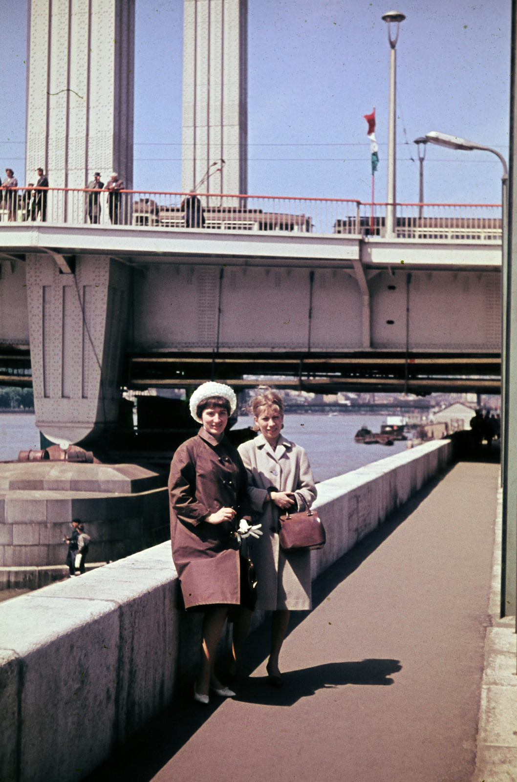 Hungary, Budapest V., Erzsébet híd, pesti hídfő., 1965, N. Kósa Judit, Budapest, bridge, hat, handbag, shadow, Fortepan #220007