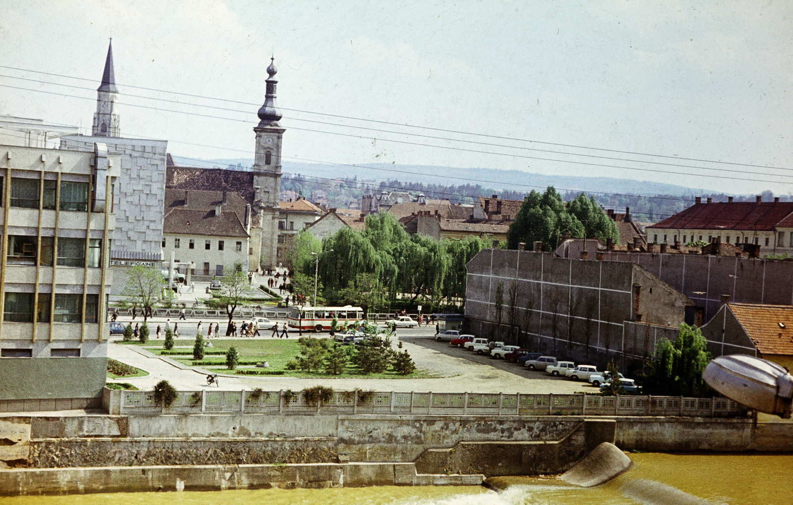 Románia,Erdély, Kolozsvár, kilátás a Ferenc József út (Strada Horea) 3-as számú házból, a Szamos folyó túlpartján a Szent Mihály-templom és a ferences templom., 1970, N. Kósa Judit, Fortepan #220018