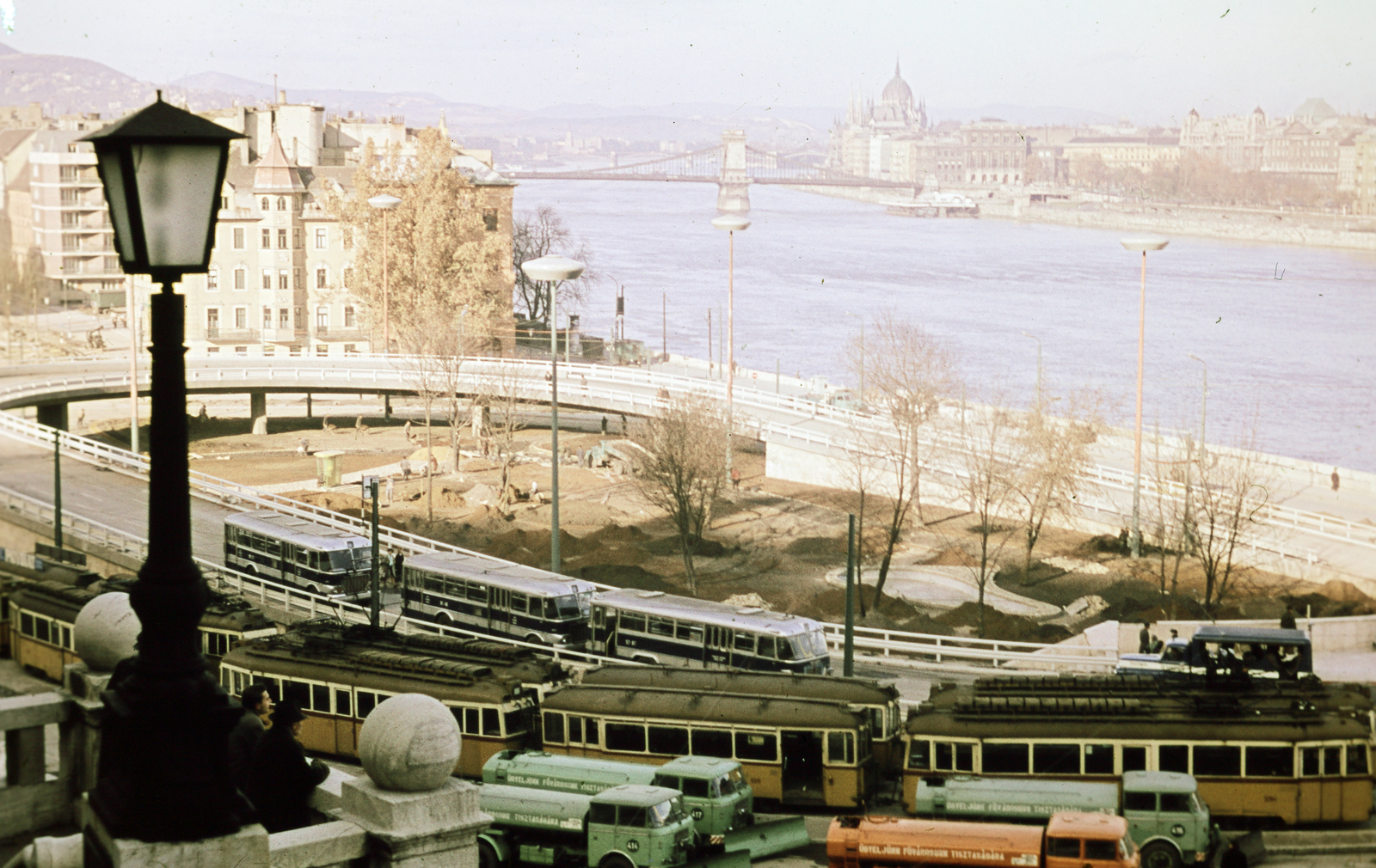 Magyarország, Budapest I., kilátás a Gellérthegyi vízeséstől a Széchenyi Lánchíd és a Parlament felé. Előtérben az Erzsébet híd lehajtója, a felvétel a híd terheléspróbájakor készült, 1964, N. Kósa Judit, Budapest, Fortepan #220020
