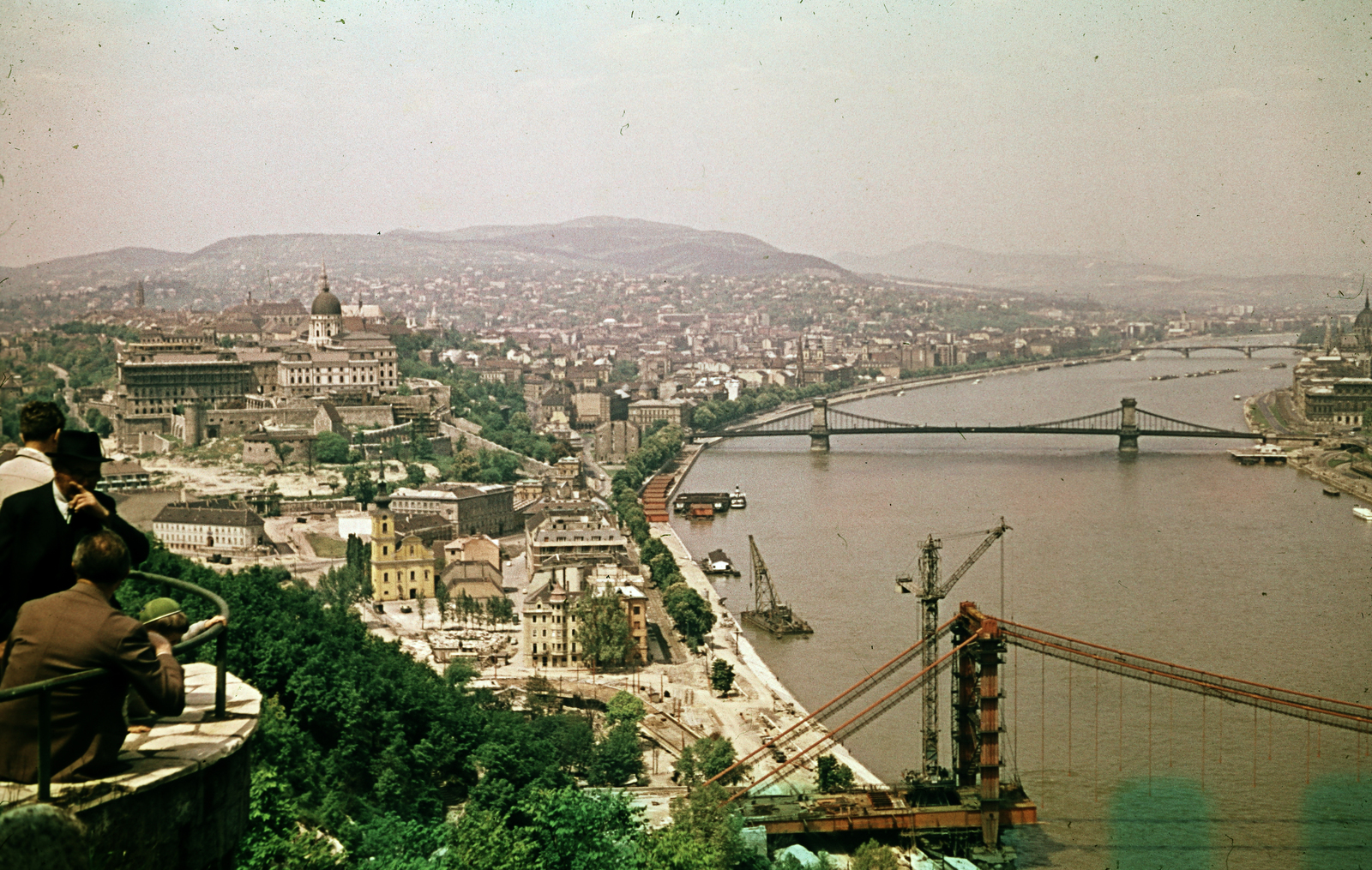 Hungary, Budapest I., kilátás a Budavári Palota (korábban Királyi Palota) és a Széchenyi Lánchíd felé. Előtérben az Erzsébet híd építése., 1964, N. Kósa Judit, Budapest, Fortepan #220022