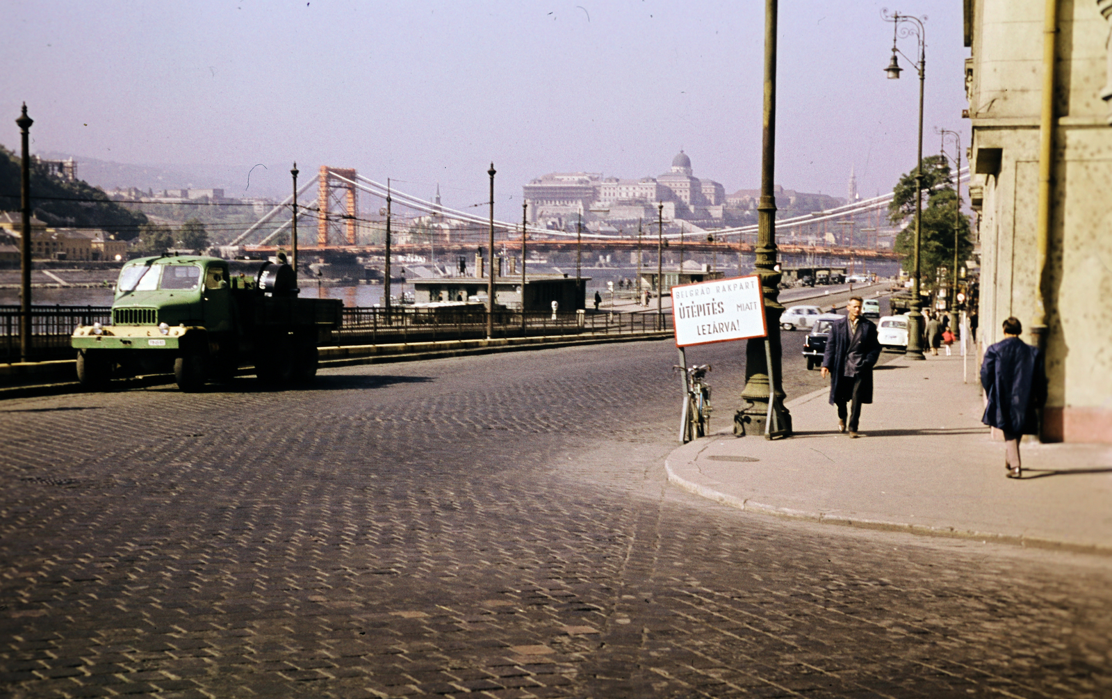 Hungary, Budapest V., Fővám (Dimitrov) tér, a Belgrád rakparti kikötőépületek mögött az épülő Erzsébet híd és a budai Vár épületei láthatók., 1964, N. Kósa Judit, Budapest, Fortepan #220025