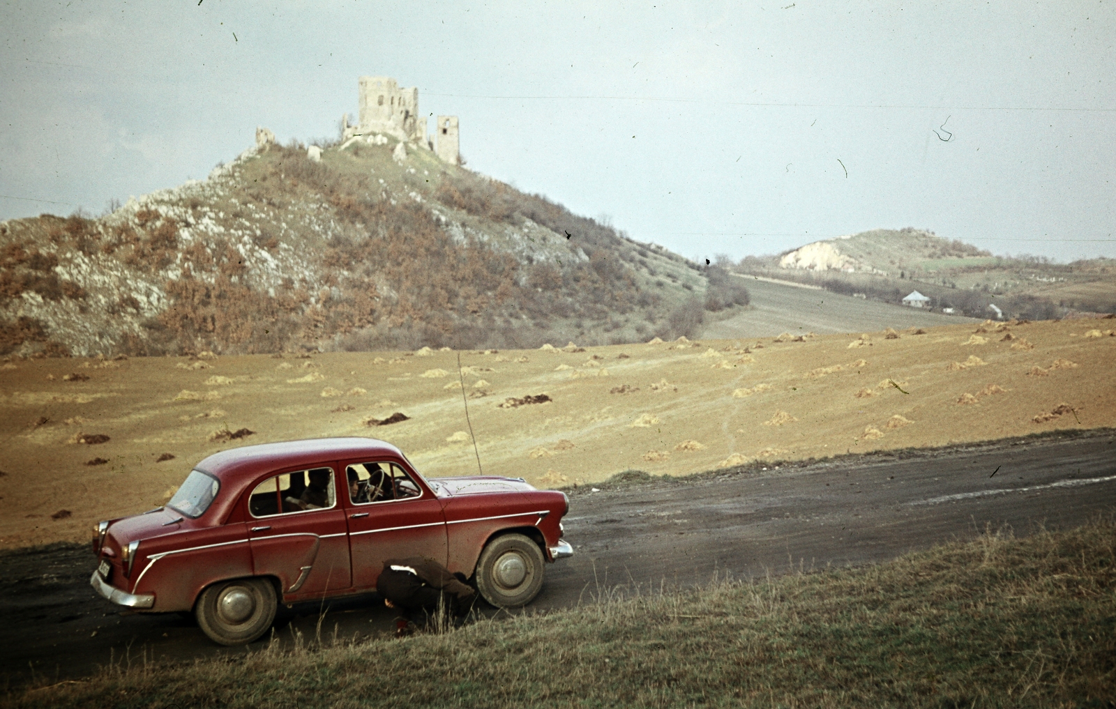 Hungary, Csesznek, 82-es főút, háttérben a Vár., 1965, N. Kósa Judit, colorful, assembly, Moskvitch-brand, castle ruins, Fortepan #220027