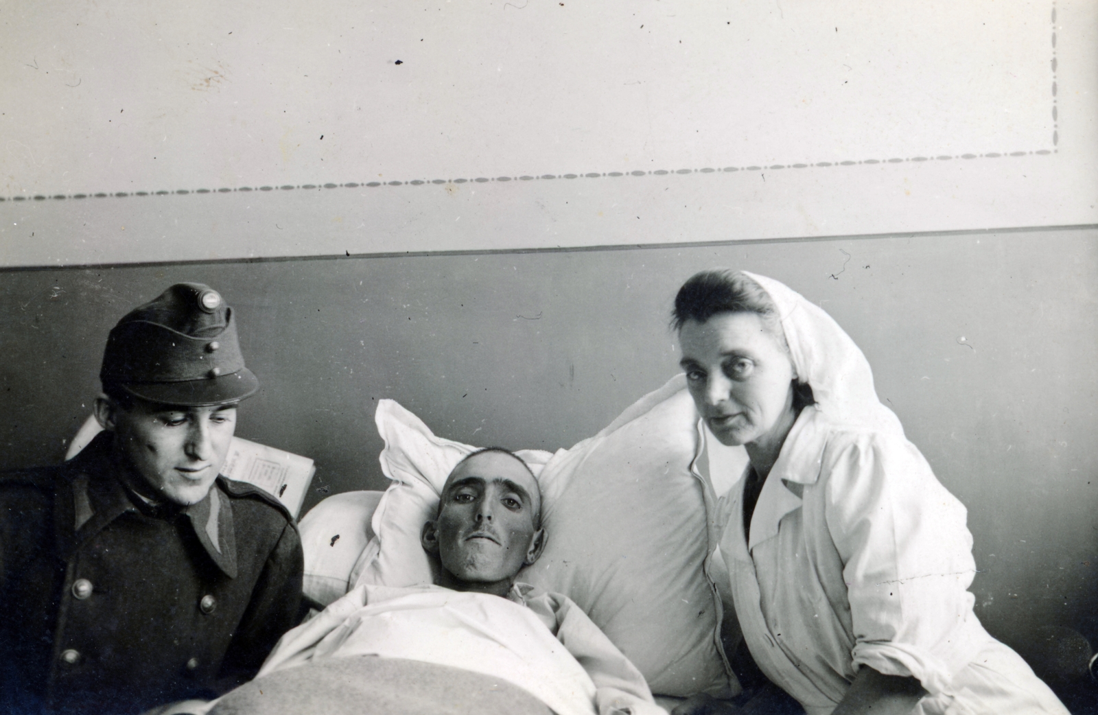 1943, Miskolci Zsuzsa, Best of, three people, wounded, nurse, Fortepan #220069