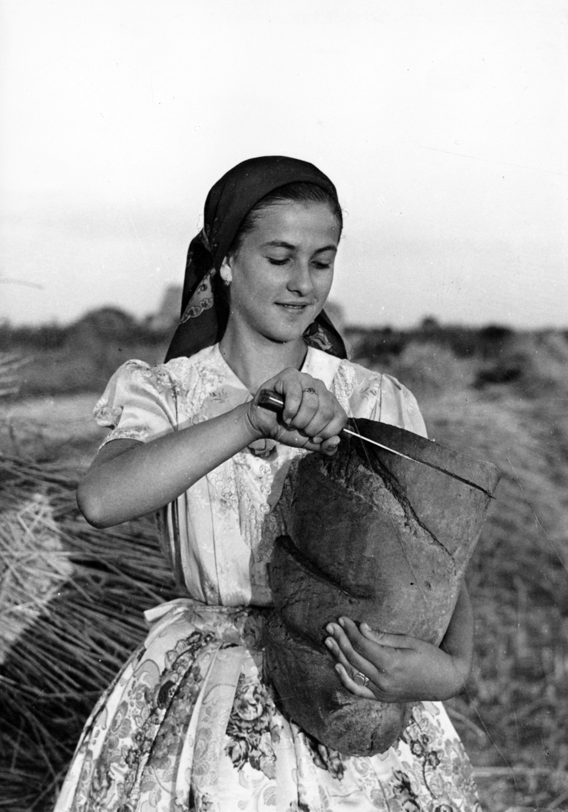 1953, Balla Zoltán, loaf of bread, girl, headscarf, folk costume, Fortepan #220084