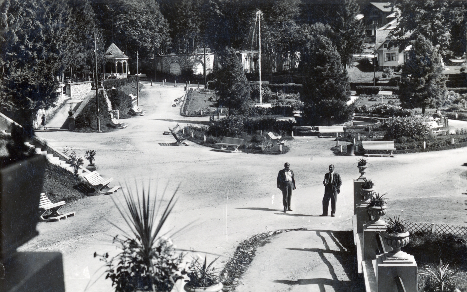 Románia,Erdély, Borszék, Főtér, park a Hotel Mélik előtt., 1940, Ferencziné Fodor Katalin, Fortepan #220152