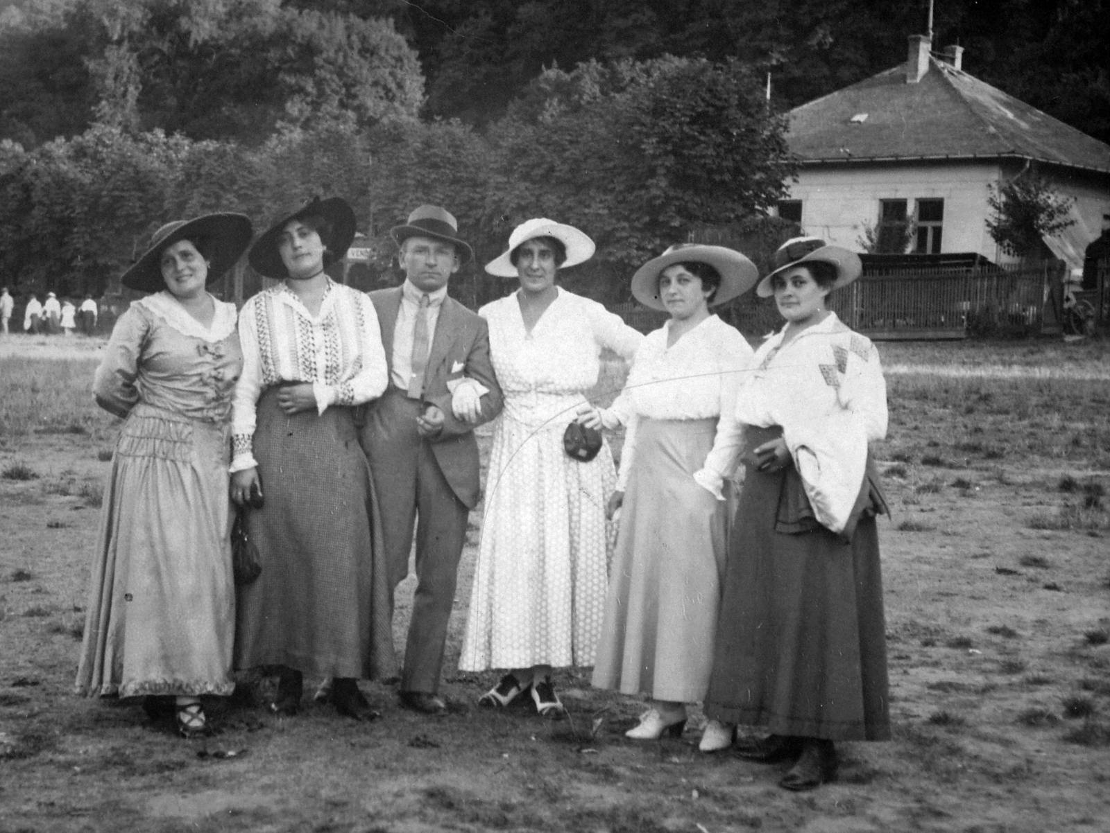 Hungary, Kisfaludi Strobl Zsigmond hölgykoszorúban Hidegkúton., 1916, Lakatos Mária, celebrity, fashion, hat, handbag, skirt, summer dresses, Fortepan #22017