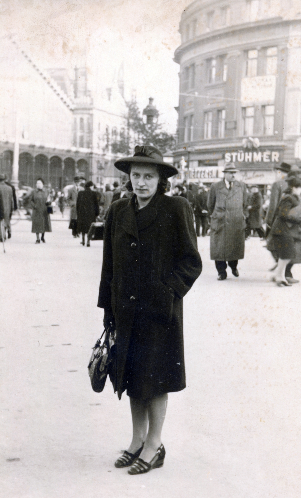 Magyarország, Budapest VI., Nyugati (Berlini) tér, balra a háttérben a Nyugati pályaudvar., 1941, Háy András, Budapest, Stühmer Frigyes csokoládégyár, Fortepan #220170