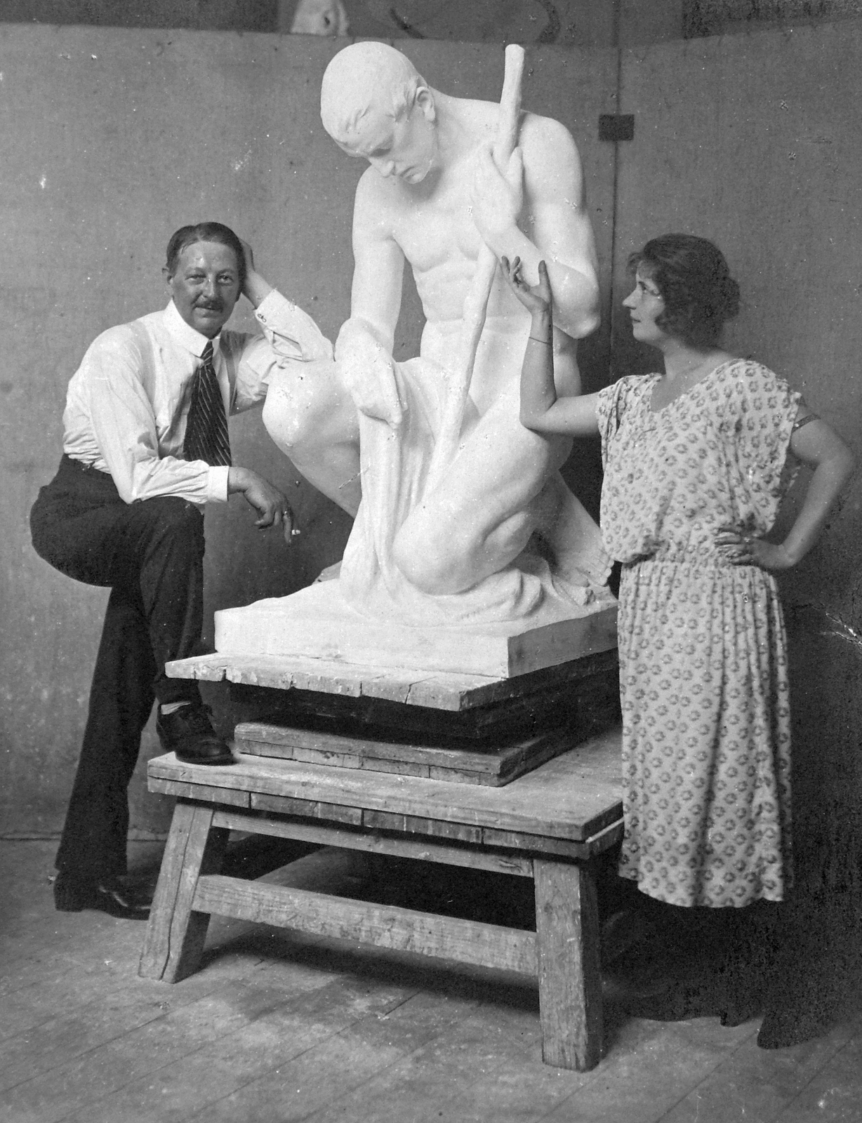 Hungary, Budapest VIII., Százados úti Művésztelep, Vass Viktor szobrászművész műterme., 1927, Lakatos Mária, art, sculpture, studio, Budapest, posture, sculptor, statue plans, Fortepan #22018