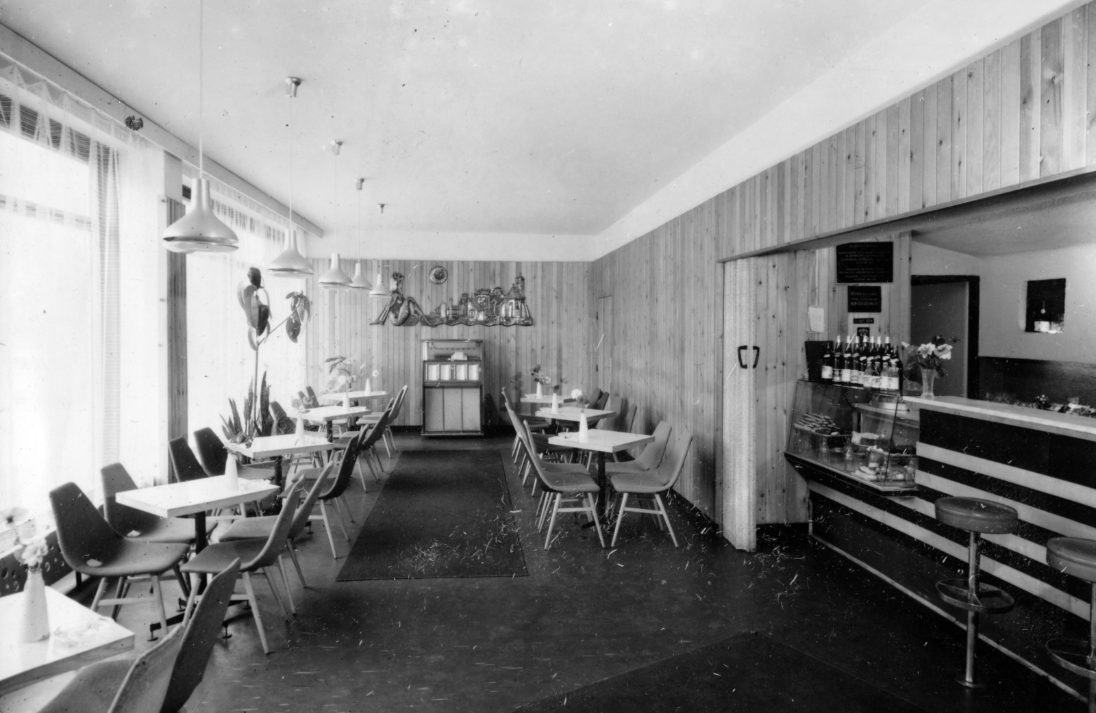 Magyarország, Szentendre, Danubius Hotel, a falon Kótai József ötvösművész Napozó sellő című rézdomborítása., 1978, Tolvajné Zalka Éva, Fortepan #220182