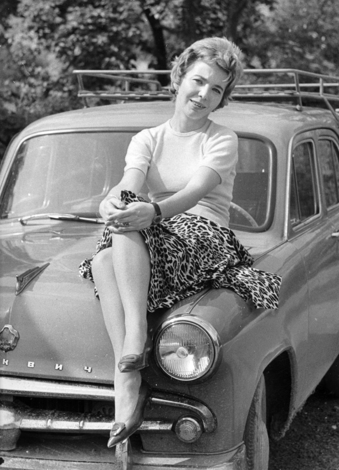 1962, Tolvajné Zalka Éva, girls'n'cars, sitting on a car, Fortepan #220192