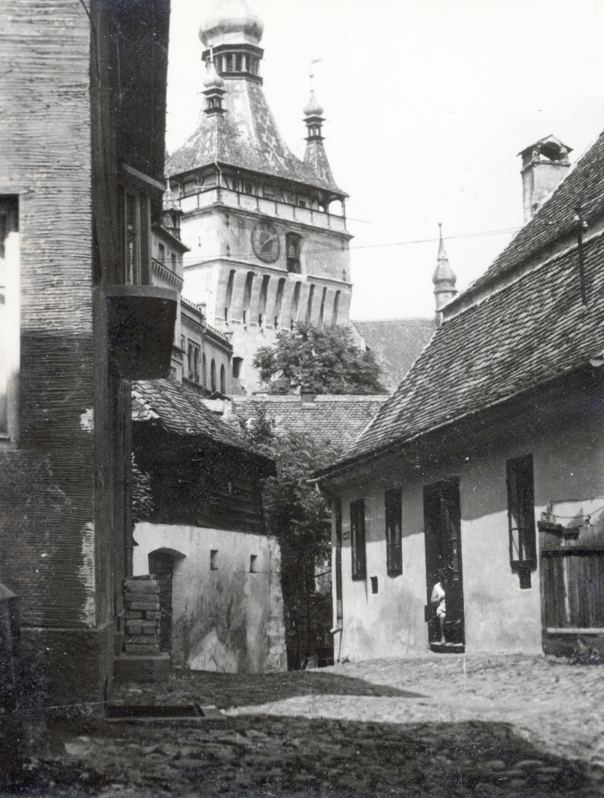 Románia,Erdély, Segesvár, Városi utca (Strada Cetatii), szemben az Óratorony., 1955, Tolvajné Zalka Éva, toronyóra, Fortepan #220193