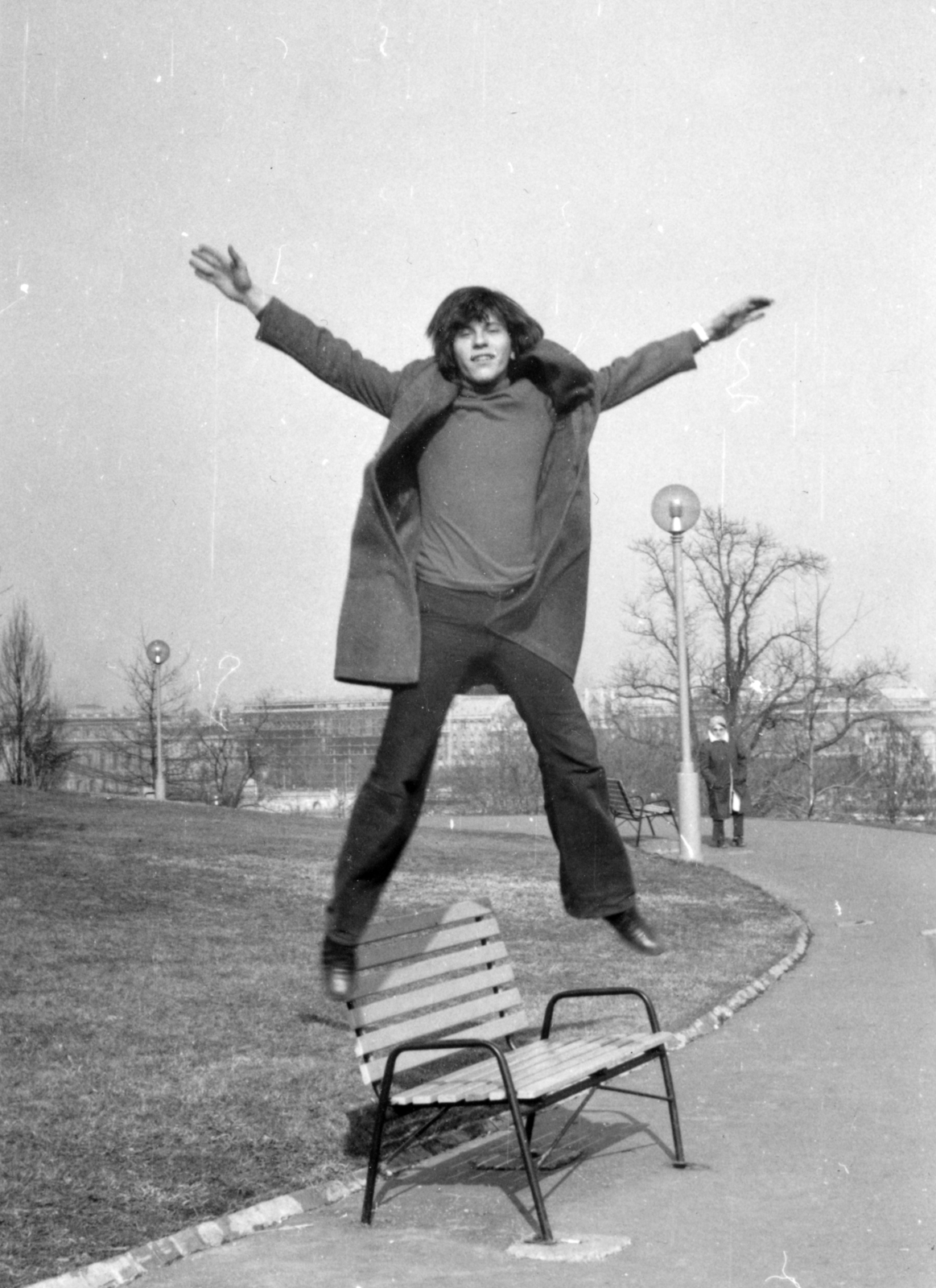 Hungary, Budapest I., a felvétel a Déli nagy rondella alatti sétányon, a mai Kemal Atatürk sétaúton készült., 1972, Tolvajné Zalka Éva, jump, Budapest, Fortepan #220202