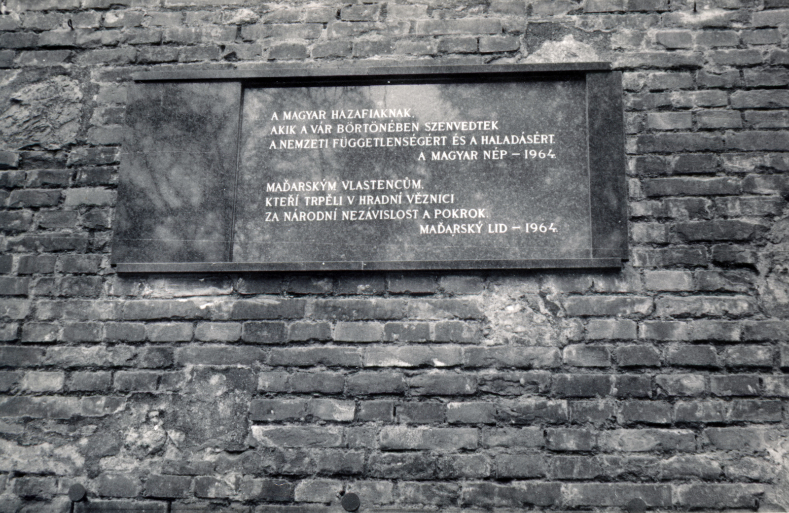 Czech Republik, Brno, a magyar hazafiak emléktáblája a várfalon., 1966, Tolvajné Zalka Éva, label, Fortepan #220248