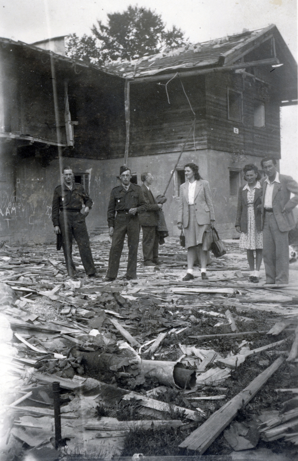 Németország, Berchtesgaden, Hermann Göring házának a romjai. A felvétel 1947. augusztus 29-én készült., 1947, Hámornik Balázs, rom, katona, nyaraló, szoknya, amerikai katona, hölgy, háborús kár, épületkár, Fortepan #220266