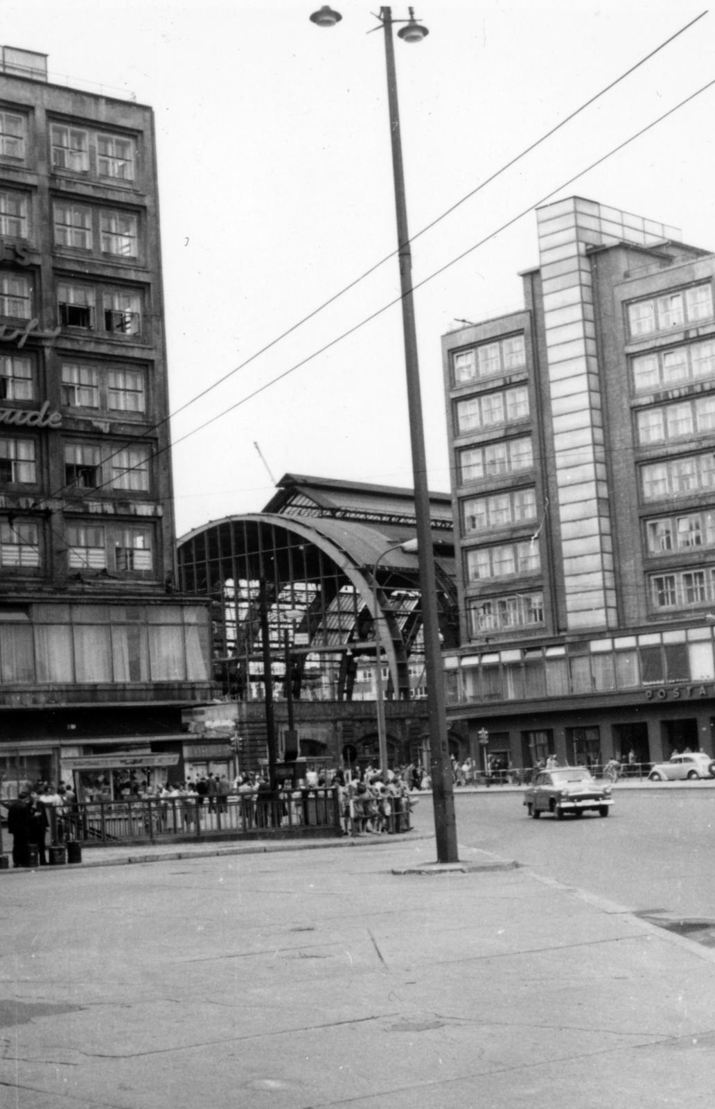 Germany, Berlin, Kelet-Berlin, Alexanderplatz, középen a pályaudvar, jobbra a Berolinahaus., 1960, Fortepan/Album051, GDR, modern architecture, Fortepan #220277