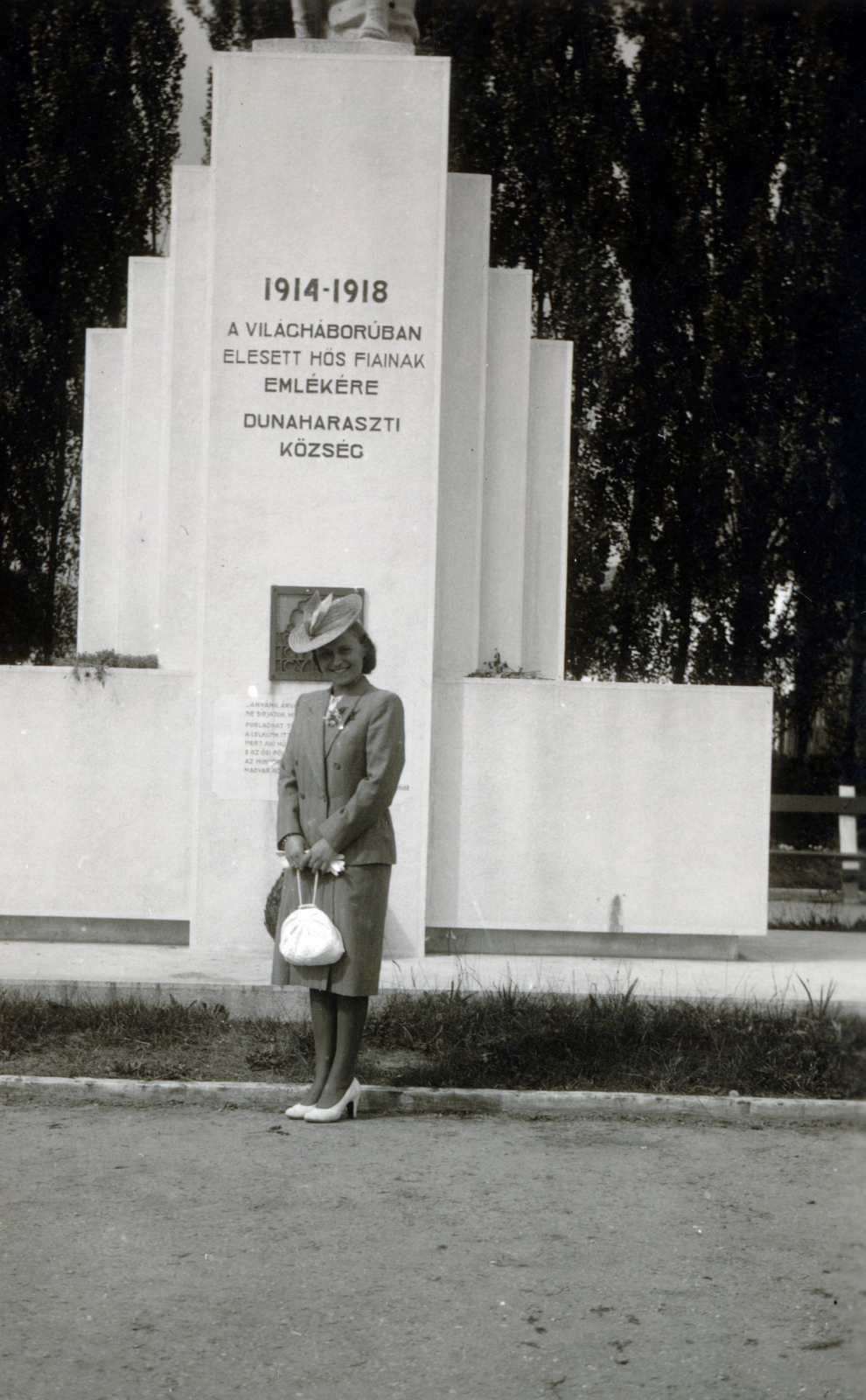 Hungary, Dunaharaszti, Hősök tere, Hősi emlékmű (Dedinszky Elemér, 1927.)., 1938, Horváth Ida, lady, costume, First World War, Fortepan #220323