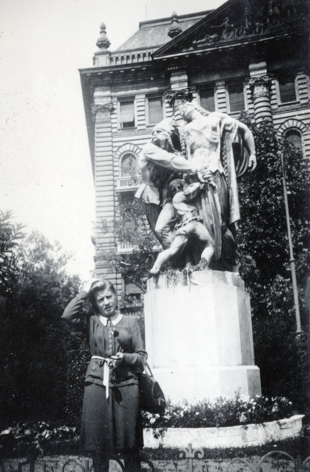 Hungary, Budapest V., Szabadság tér, Irredenta szoborcsoport »Észak« (Kisfaludi Strobl Zsigmond, 1921.)., 1932, Horváth Ida, Budapest, Fortepan #220332