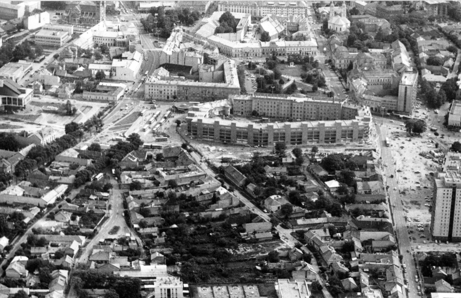 Hungary, Nyíregyháza, légifotó, középen a Jókai téren az autóbusz-állomás, balra a Dózsa Görgy út, feljebb a Kossuth tér a római katolikus székesegyházzal. Jobbra a Hősök tere., 1983, Ördögh János, bus, Ikarus-brand, Fortepan #220344