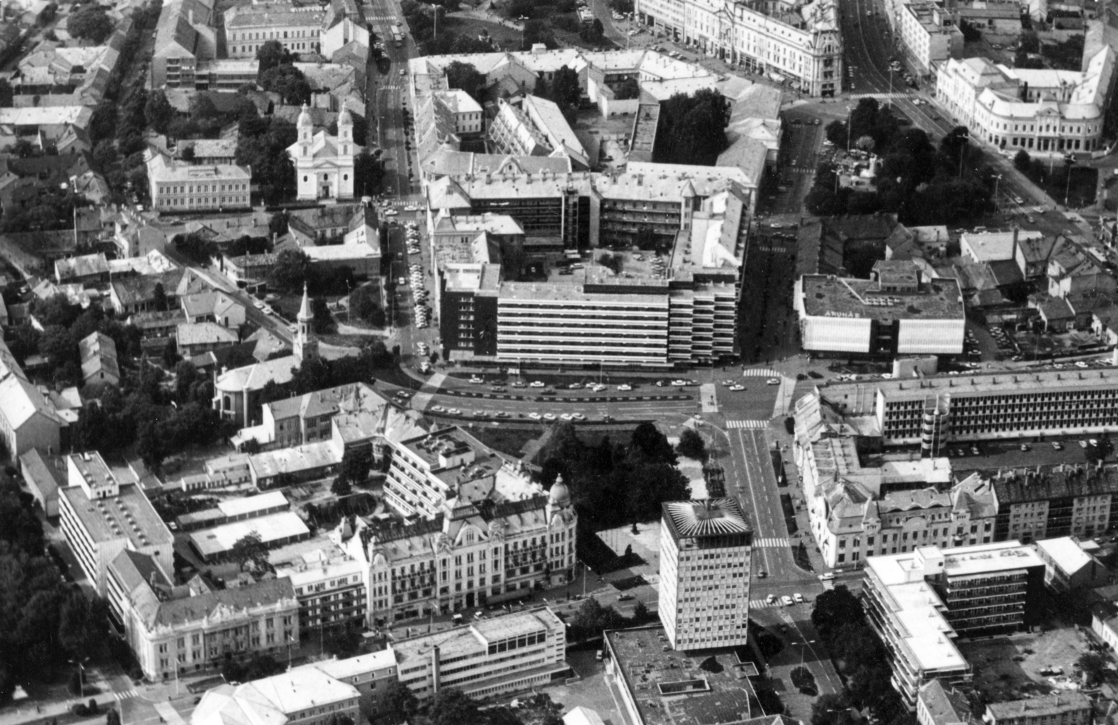 Hungary, Nyíregyháza, légifotó, középen az Országzászló (Lenin) tér. Balra a Kálvin téren a református templom, távolabb a görögkatolikus templom látszik., 1983, Ördögh János, aerial photo, Fortepan #220350