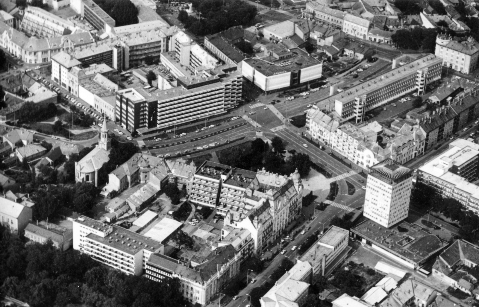 Hungary, Nyíregyháza, légifotó, középen az Országzászló (Lenin) tér. Balra a Kálvin téren a református templom., 1983, Ördögh János, aerial photo, Fortepan #220355