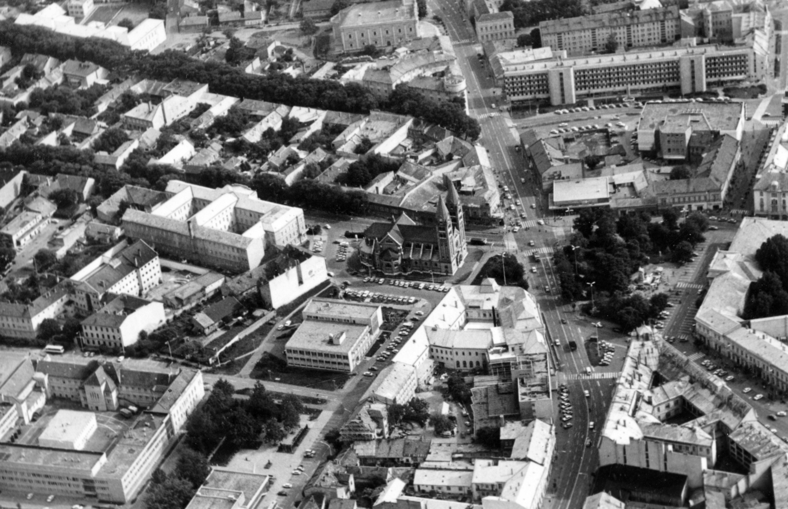 Hungary, Nyíregyháza, légifotó, középpontban a Kossuth tér, balra a római katolikus székesegyház., 1983, Ördögh János, aerial photo, Fortepan #220356