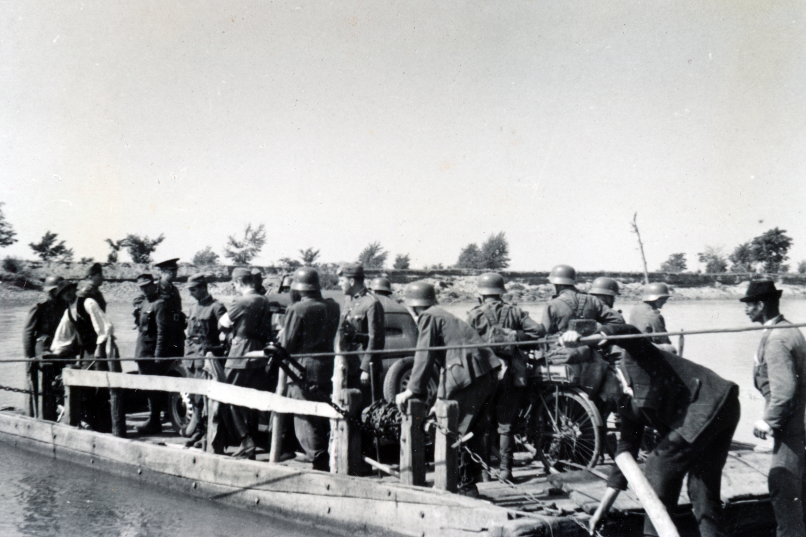 1940, Kádár Attila, ferry, bicycle, Hungarian soldier, armband, Fortepan #220397