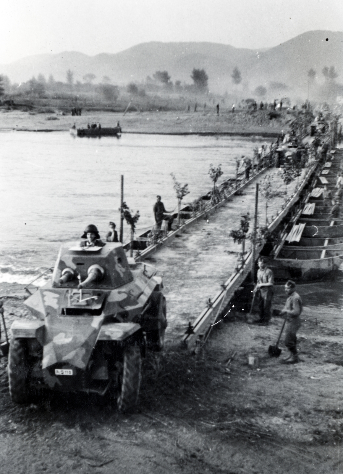 1940, Kádár Attila, pontoon bridge, sapper, camouflage pattern, 39M Csaba, pontoon, Weiss Manfréd-brand, armoured car, Fortepan #220400