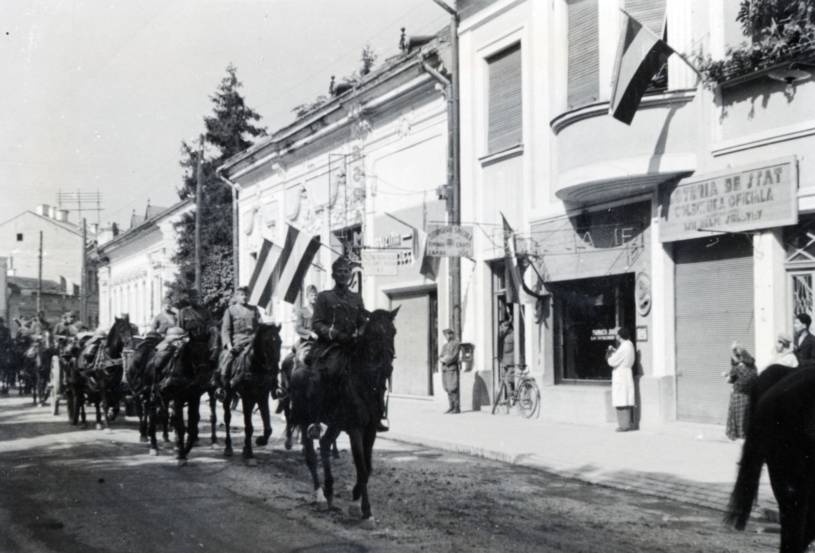 Romania,Transylvania, Dej, Strada 1 Mai, a felvétel a magyar csapatok bevonulása idején készült., 1940, Kádár Attila, pharmacy, conscription, bunting, Fortepan #220414