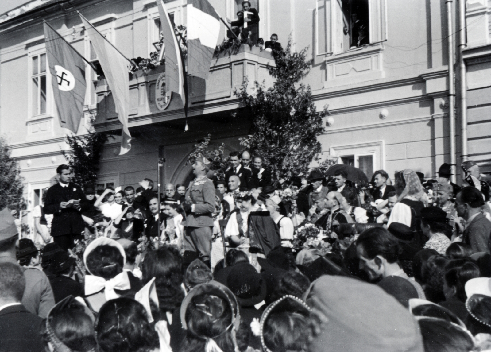 Románia,Erdély, Szamosújvár, Fő tér (ekkor Horthy Miklós tér, ma Piața Libertății). A felvétel 1940. szeptember 9-én, a magyar csapatok bevonulása idején készült., 1940, Kádár Attila, Szandtner Egon, Fortepan #220426