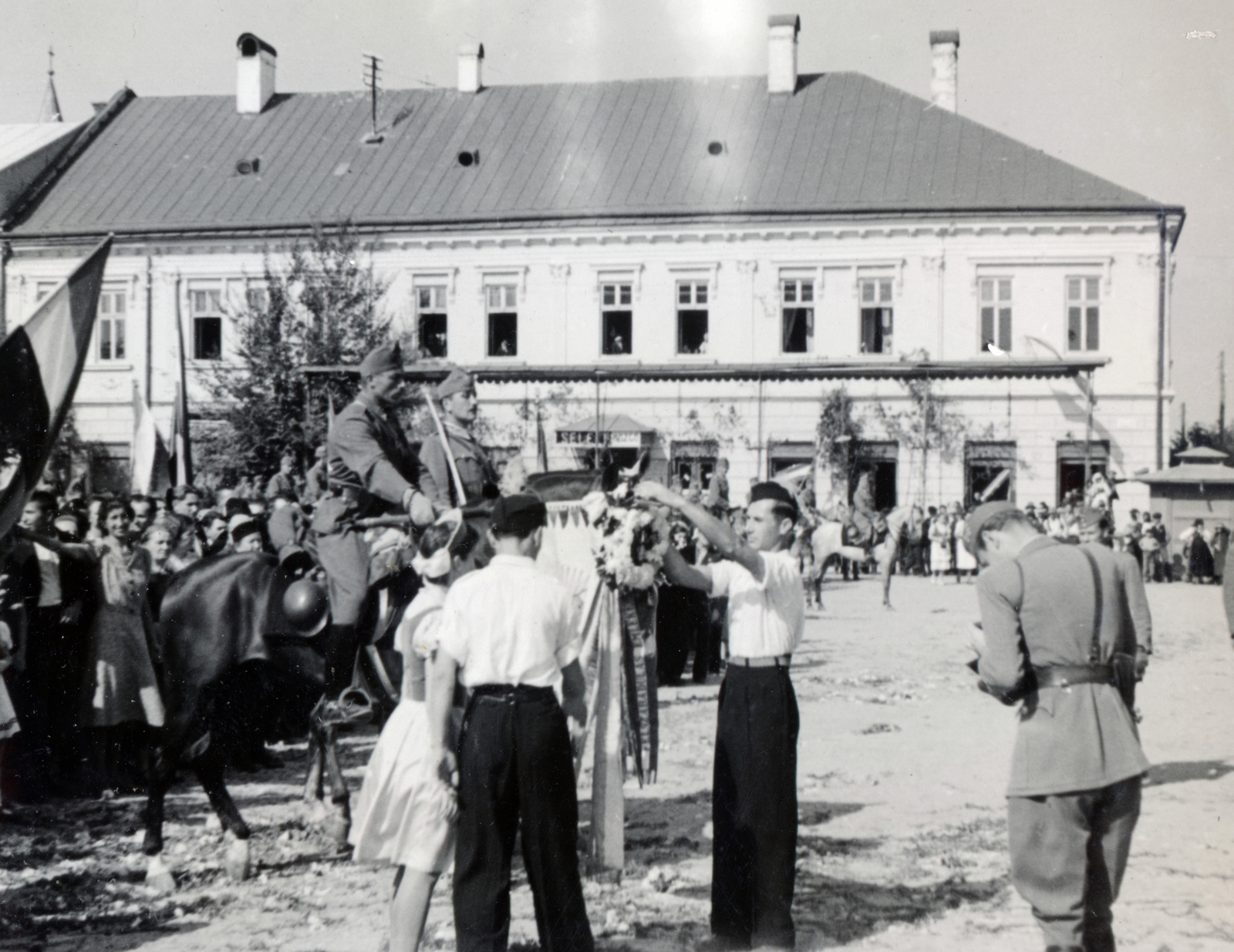 Románia,Erdély, Szamosújvár, Fő tér (ekkor Horthy Miklós tér, ma Piața Libertății). A felvétel 1940. szeptember 9-én, a magyar csapatok bevonulása idején készült., 1940, Kádár Attila, Szandtner Egon, Fortepan #220427