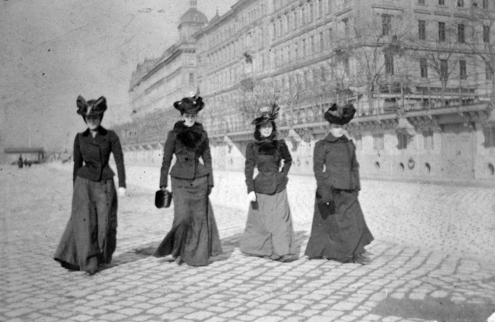 Hungary, Budapest V., Visy lányok a pesti alsó rakparton a Vigadó térnél., 1902, Lakatos Mária, fashion, hat, fur, Budapest, Fortepan #22043
