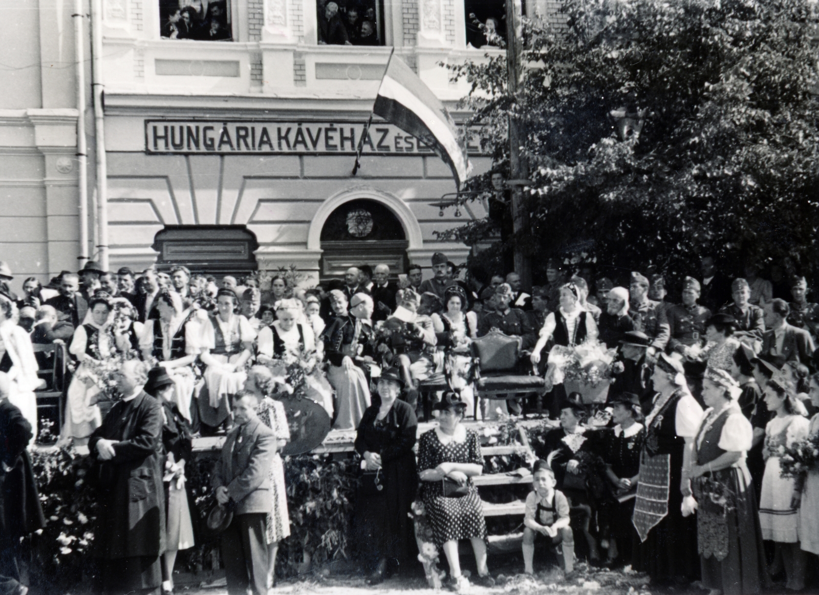 Románia,Erdély, Szamosújvár, Fő tér (ekkor Horthy Miklós tér, ma Piața Libertății). A felvétel 1940. szeptember 9-én, a magyar csapatok bevonulása idején készült., 1940, Kádár Attila, Szandtner Egon, Fortepan #220430