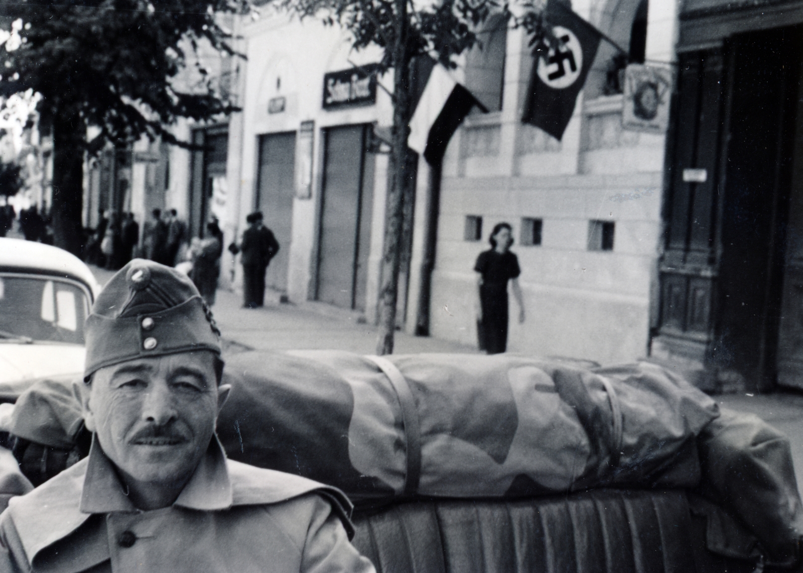 Romania,Transylvania, Reghin, Piaţa Petru Maior (ekkor Horthy Miklós tér). A felvétel a magyar csapatok bevonulása idején készült., 1940, Kádár Attila, swastica, camouflage pattern, bunting, Fortepan #220433